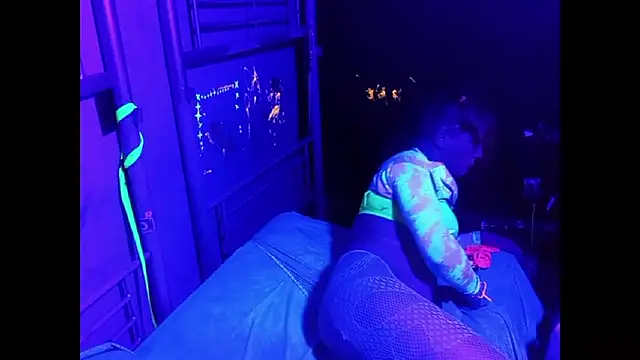 Snapshot of CommWhore chatting on 12-12-24, 11:18 CommWhore online show from 12-12-24, 11:18