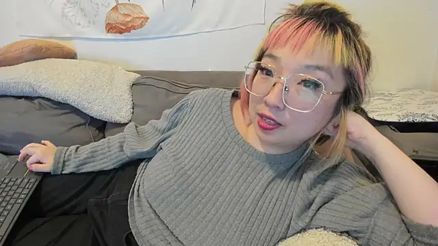 Snapshot of luxgray chatting on 12-15-24, 04:40 luxgray online show from 12-15-24, 04:40