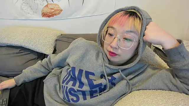 Snapshot of luxgray chatting on 12-17-24, 11:27 luxgray online show from 12-17-24, 11:27