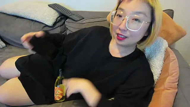 Snapshot of luxgray chatting on 01-01-25, 01:04 luxgray online show from 01-01-25, 01:04