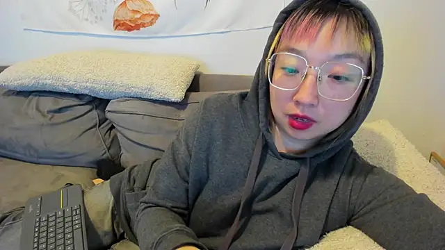 Snapshot of luxgray chatting on 02-01-25, 04:03 luxgray online show from 02-01-25, 04:03