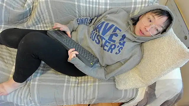 Snapshot of luxgray chatting on 10-17-25, 09:50 luxgray online show from 10-17-25, 09:50