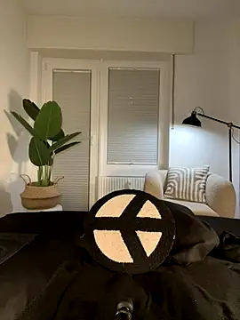 Snapshot of Lena_Blom chatting on 12-17-25, 08:15 Lena Blom online show from 12-17-25, 08:15