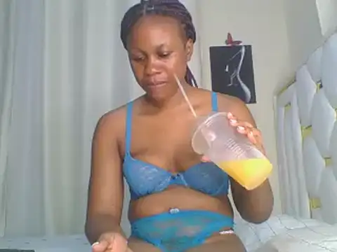 Snapshot of sweetlove05 chatting on 01-28-25, 12:15 sweetlove05 online show from 01-28-25, 12:15