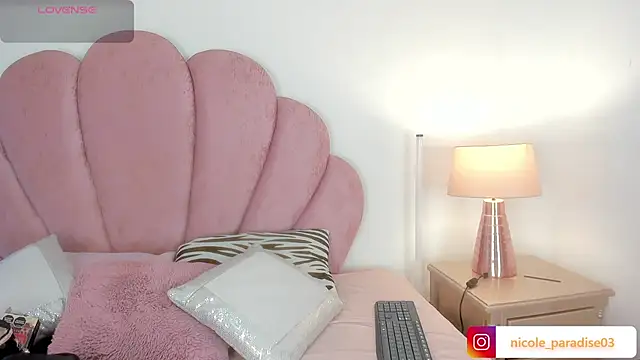 Snapshot of Nicole_Paradise chatting on 06-25-26, 01:15 Nicole Paradise online show from 06-25-26, 01:15