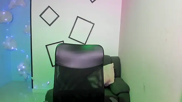 Snapshot of Aurora_18 chatting on 10-23-25, 02:49 Aurora 18 online show from 10-23-25, 02:49