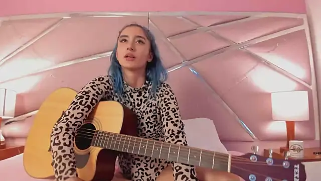 Snapshot of Lunapage chatting on 03-21-25, 07:13 Lunapage online show from 03-21-25, 07:13