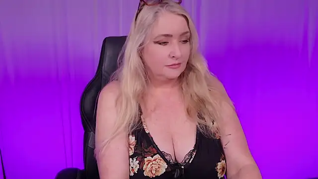 Snapshot of KatDSinclair chatting on 03-17-25, 04:01 KatDSinclair online show from 03-17-25, 04:01