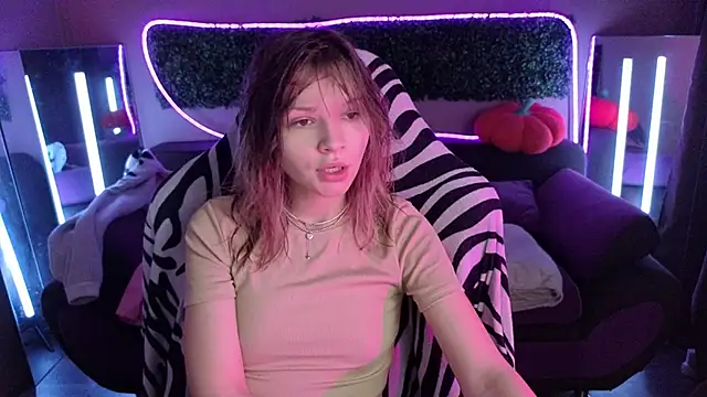 Snapshot of LitaBrom chatting on 11-18-25, 09:03 LitaBrom online show from 11-18-25, 09:03