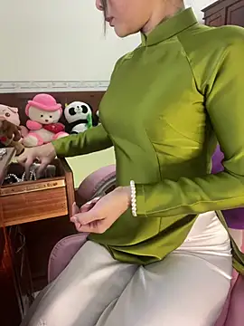 Snapshot of ___Erin___ chatting on 04-19-26, 02:22 Erin online show from 04-19-26, 02:22