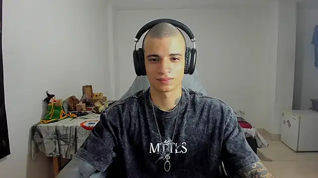 Snapshot of Balo_lovers chatting on 03-05-25, 02:01 Balo lovers online show from 03-05-25, 02:01