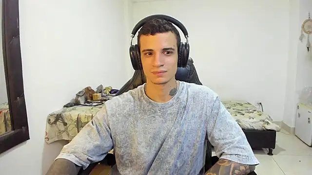 Snapshot of Balo_lovers chatting on 10-28-25, 01:25 Balo lovers online show from 10-28-25, 01:25