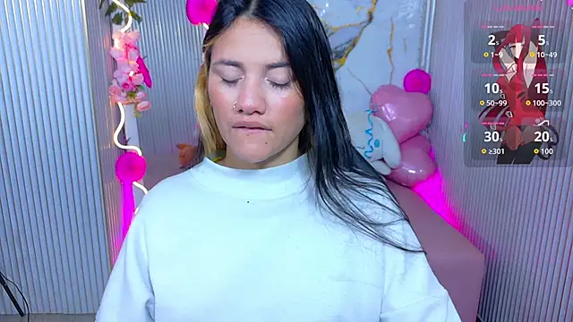 Snapshot of Chiara_tay chatting on 06-19-26, 11:47 Chiara tay online show from 06-19-26, 11:47