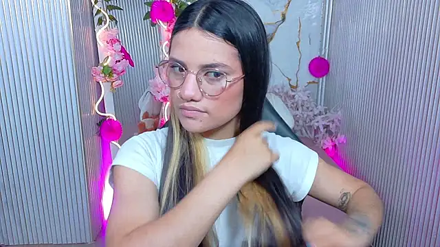 Snapshot of Chiara_tay chatting on 06-23-26, 11:41 Chiara tay online show from 06-23-26, 11:41
