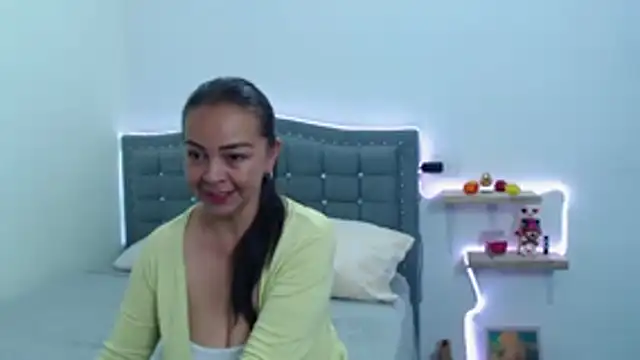 LiaDumond online show from 11-13-25, 01:37