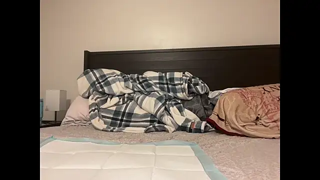 Snapshot of QueenLolaX chatting on 10-11-25, 04:01 QueenLolaX online show from 10-11-25, 04:01