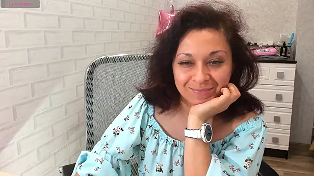 Snapshot of TeasyLana chatting on 05-21-26, 04:52 TeasyLana online show from 05-21-26, 04:52