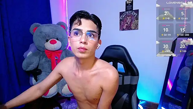 Snapshot of OwenBluee chatting on 06-14-26, 01:25 OwenBluee online show from 06-14-26, 01:25