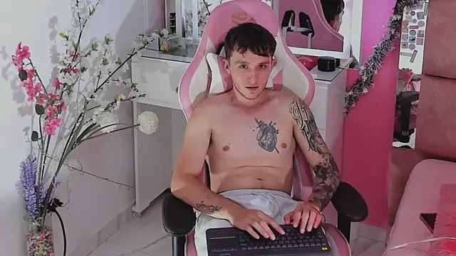 Dylanwhite23  online show from 12-18-25, 03:12