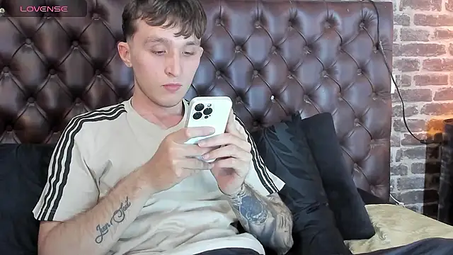 Dylanwhite23  online show from 01-17-26, 03:44