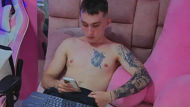 Dylanwhite23  online show from 05-07-26, 01:33
