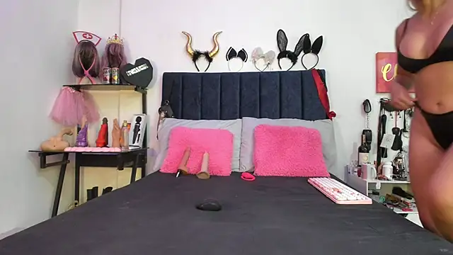 Snapshot of emmily_giraldo chatting on 05-21-26, 12:56 emmily giraldo online show from 05-21-26, 12:56