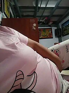 Snapshot of clarita_01 chatting on 06-08-26, 10:04 clarita 01 online show from 06-08-26, 10:04