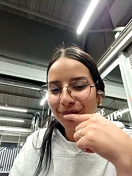 Snapshot of _vaness chatting on 07-17-26, 05:47 vaness online show from 07-17-26, 05:47