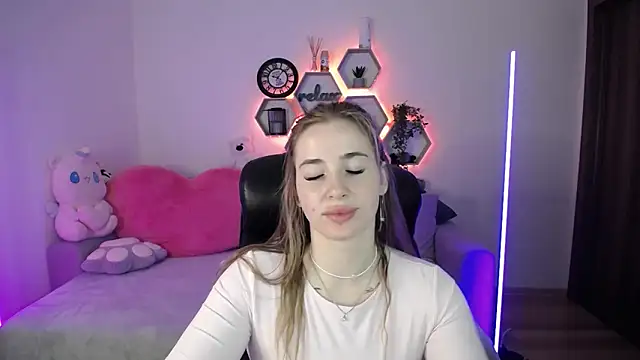 SabrinViolet online show from 04-17-26, 08:06