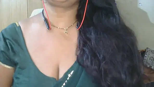Snapshot of Cute_Ruhi99 chatting on 10-08-25, 06:55 Cute Ruhi99 online show from 10-08-25, 06:55