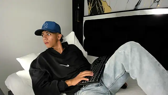 Snapshot of dikey_62 chatting on 12-12-24, 01:21 dikey 62 online show from 12-12-24, 01:21