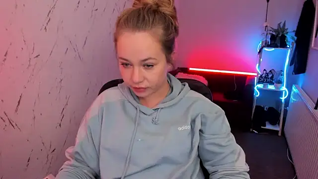 holly xglam online show from 04-10-26, 07:29