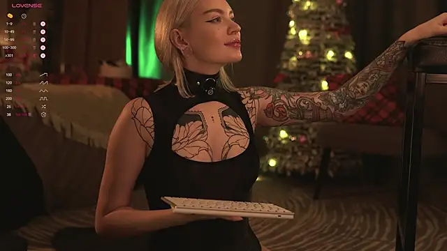 Snapshot of LinaKinky chatting on 12-30-24, 10:43 LinaKinky online show from 12-30-24, 10:43