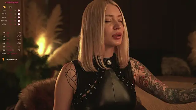 Snapshot of LinaKinky chatting on 01-25-25, 11:34 LinaKinky online show from 01-25-25, 11:34