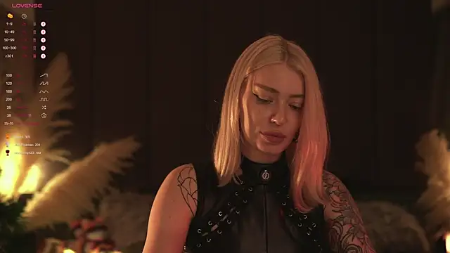 Snapshot of LinaKinky chatting on 01-25-25, 02:36 LinaKinky online show from 01-25-25, 02:36