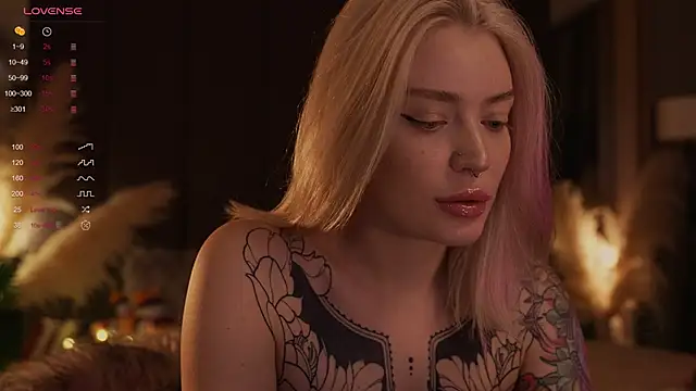 Snapshot of LinaKinky chatting on 01-29-25, 10:48 LinaKinky online show from 01-29-25, 10:48