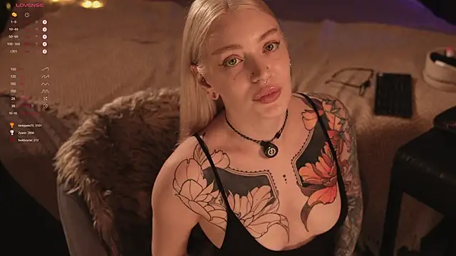 Snapshot of LinaKinky chatting on 02-27-25, 04:32 LinaKinky online show from 02-27-25, 04:32