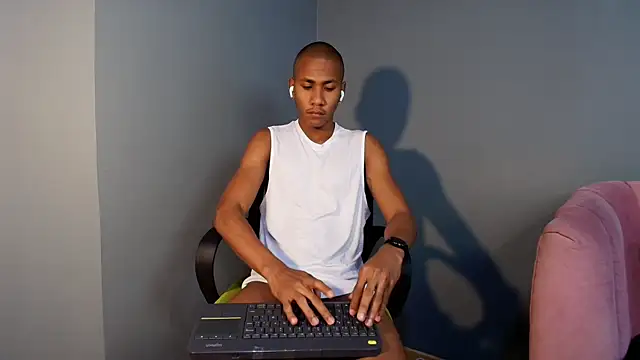 Snapshot of Ethan_Fox11 chatting on 02-19-25, 02:12 Ethan Fox11 online show from 02-19-25, 02:12