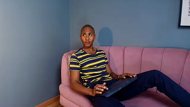 Snapshot of Ethan_Fox11 chatting on 03-10-25, 02:37 Ethan Fox11 online show from 03-10-25, 02:37