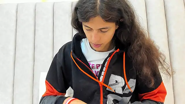 FreyaMoller online show from 02-05-25, 06:48