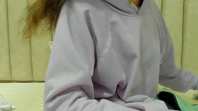 FreyaMoller online show from 10-15-25, 06:19