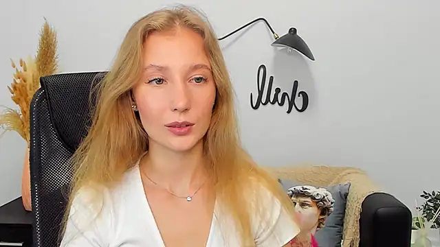 Snapshot of LolaWilsons chatting on 01-16-25, 12:20 LolaWilsons online show from 01-16-25, 12:20