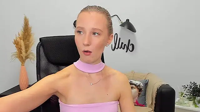 Snapshot of LolaWilsons chatting on 01-31-25, 12:29 LolaWilsons online show from 01-31-25, 12:29