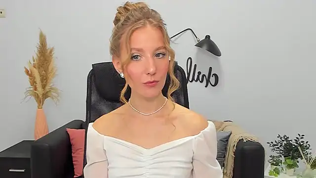 Snapshot of LolaWilsons chatting on 02-08-25, 11:55 LolaWilsons online show from 02-08-25, 11:55