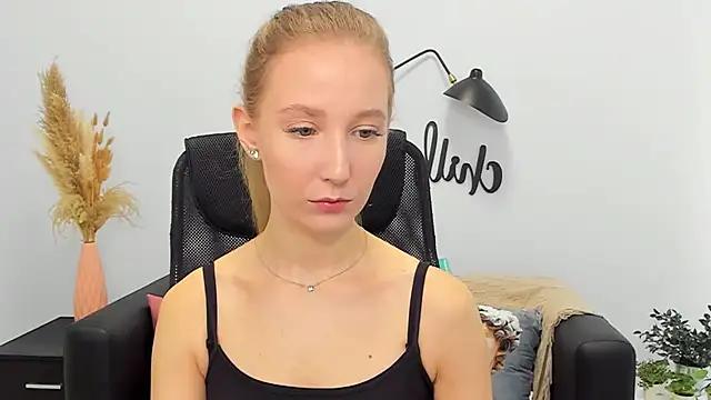 Snapshot of LolaWilsons chatting on 03-13-25, 06:16 LolaWilsons online show from 03-13-25, 06:16