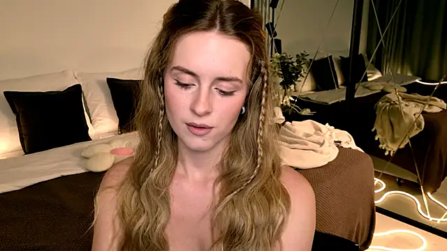 Snapshot of RozzitaBedberry chatting on 05-16-26, 01:43 RozzitaBedberry online show from 05-16-26, 01:43
