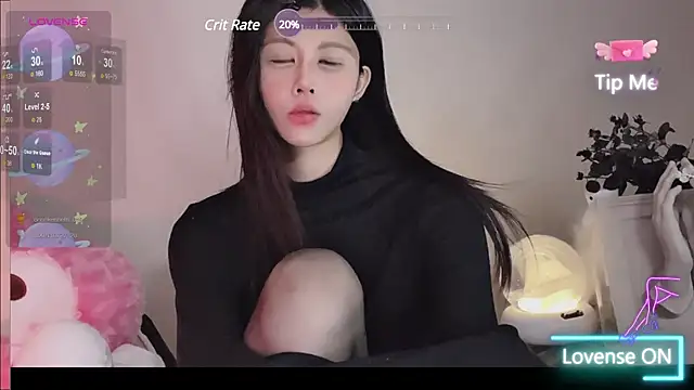 Snapshot of O0_0Q chatting on 12-13-24, 05:00 O0 0Q online show from 12-13-24, 05:00