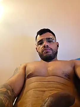 Snapshot of Macholatino8611 chatting on 10-14-25, 04:52 Macholatino8611 online show from 10-14-25, 04:52