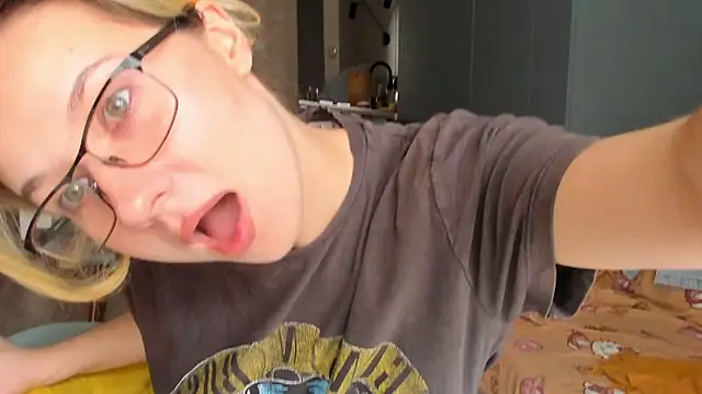 Lilith lutherlow online show from 04-15-26, 02:13