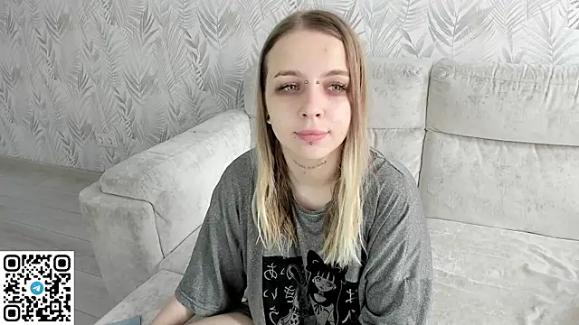Snapshot of Alice_Halle chatting on 05-16-26, 02:41 Alice Halle online show from 05-16-26, 02:41